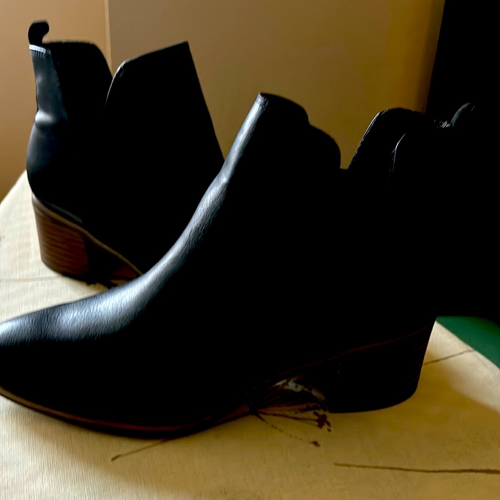 Women’s  boots never wear them. I just have them in my closet